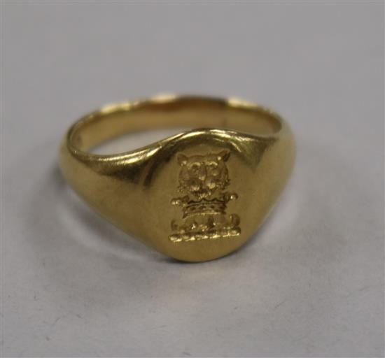 An 18ct yellow gold signet ring, 5.4g